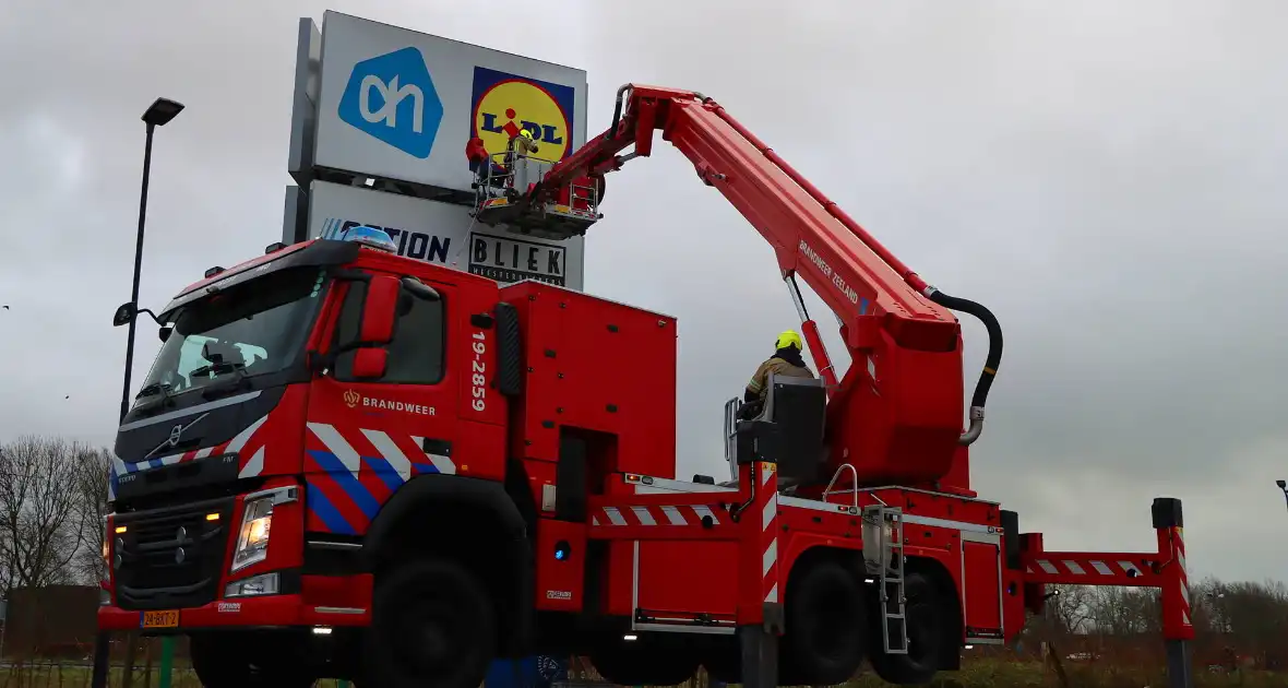 Storm veroorzaakt schade aan reclamezuil - Foto 7