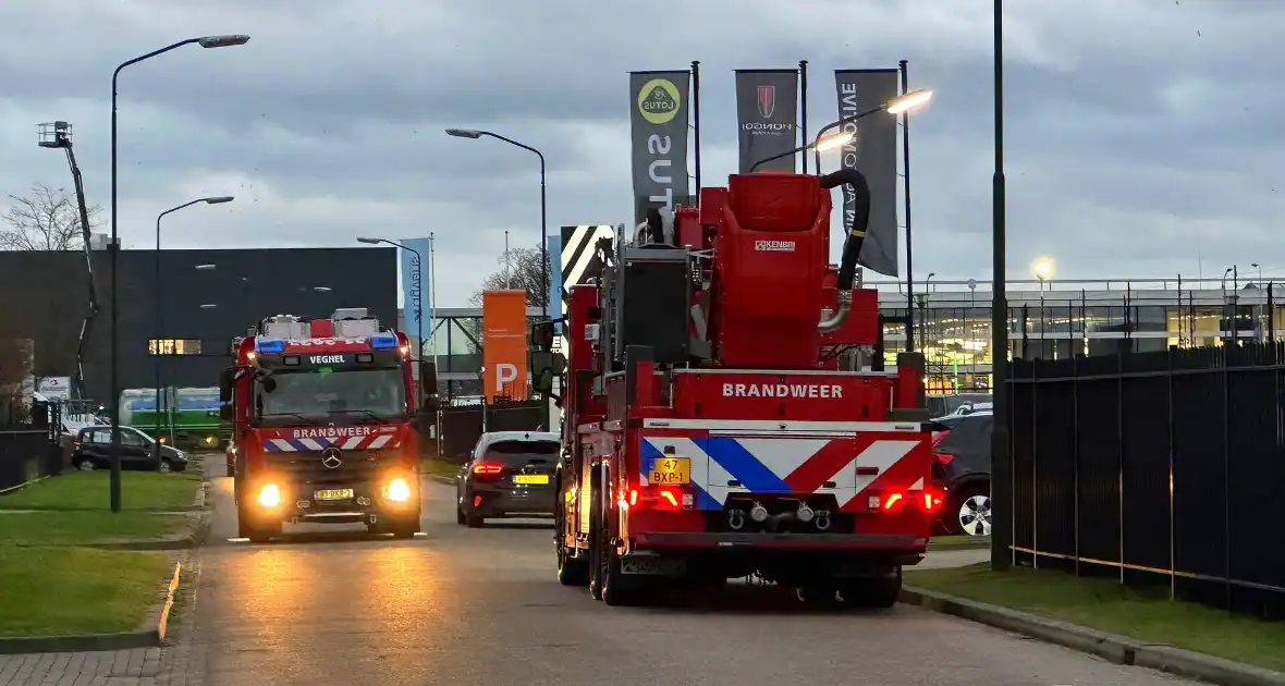 Stormschade zorgt voor loshangend bord