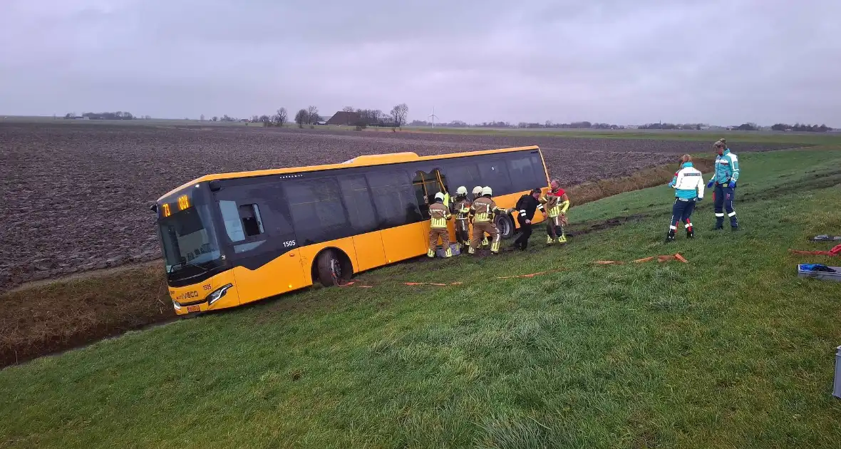 Lijnbus raakt van de weg