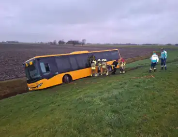 Lijnbus raakt van de weg