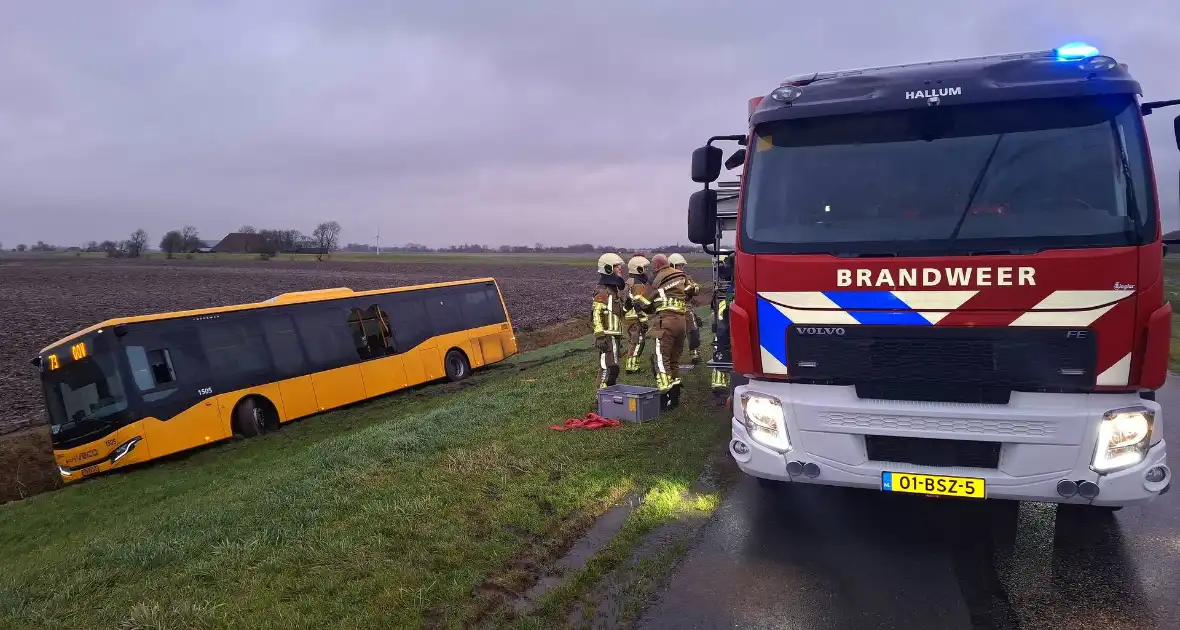 Lijnbus raakt van de weg - Foto 1