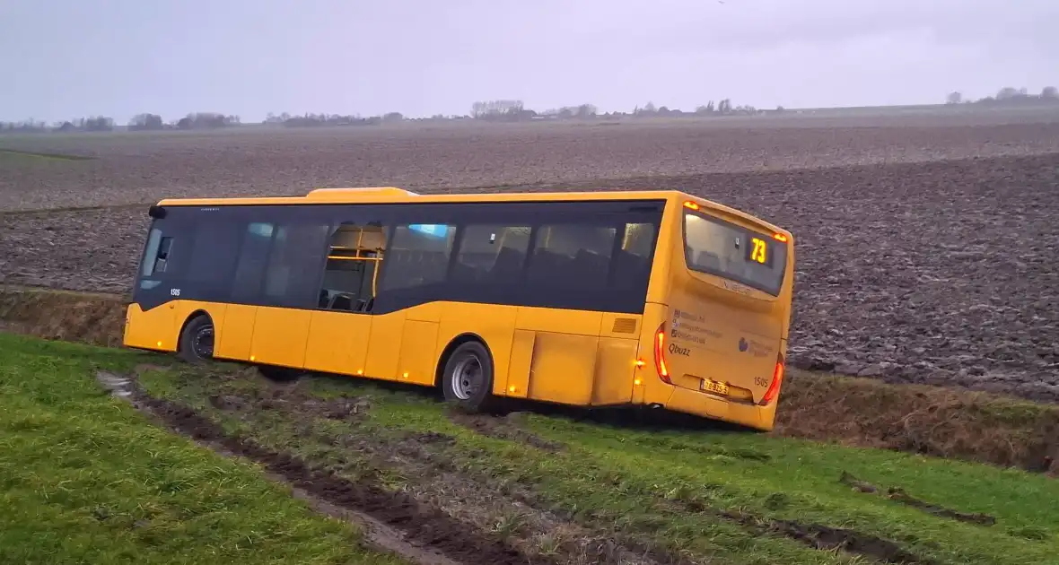 Lijnbus raakt van de weg - Foto 2