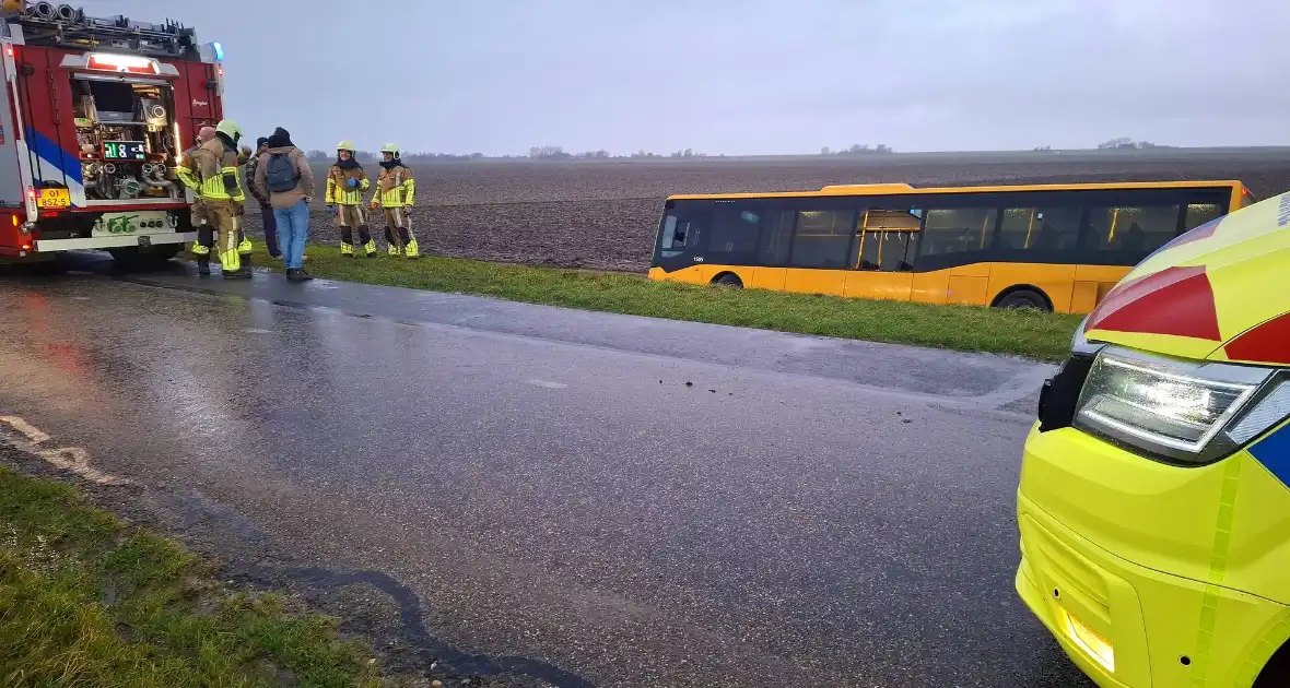 Lijnbus raakt van de weg - Foto 3