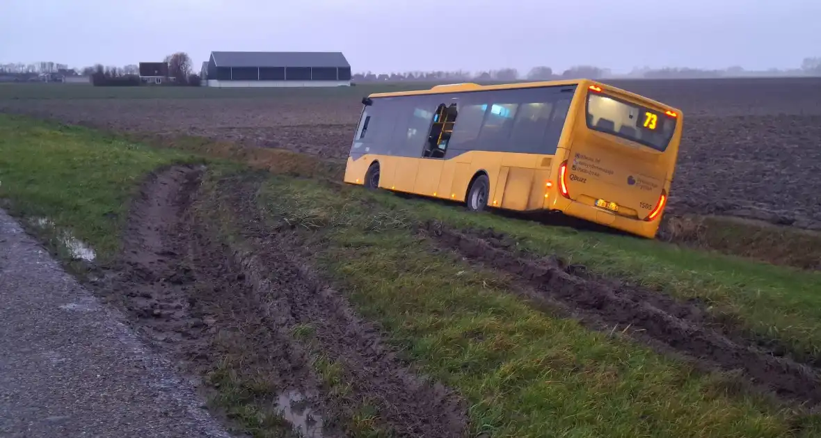 Lijnbus raakt van de weg - Foto 6