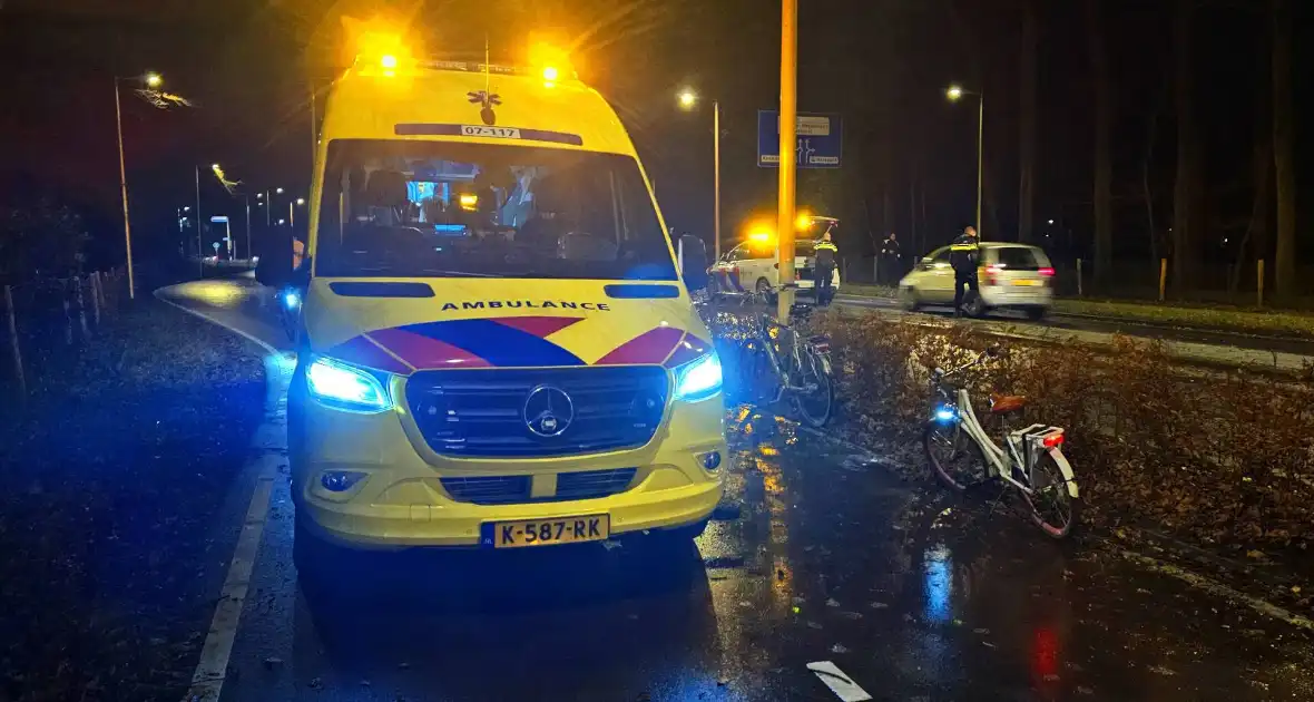 Klein kind maakt val met de fiets