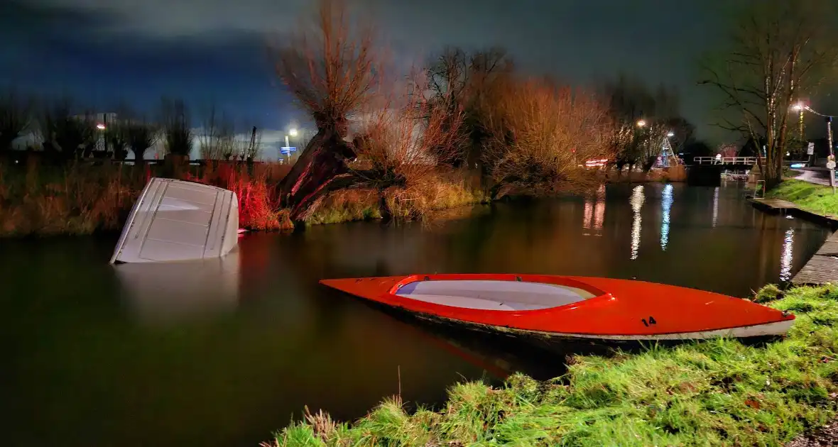 Bestelbus belandt in het water - Foto 4