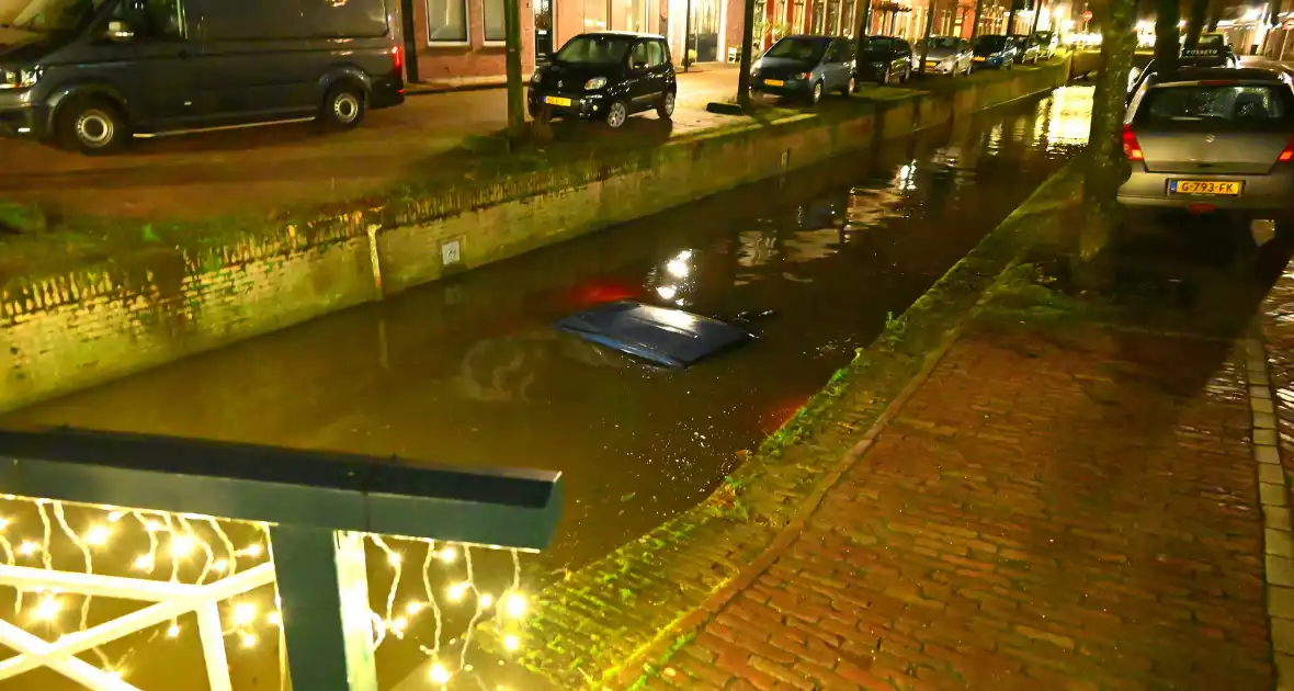 Auto belandt in een gracht