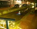 Auto belandt in een gracht