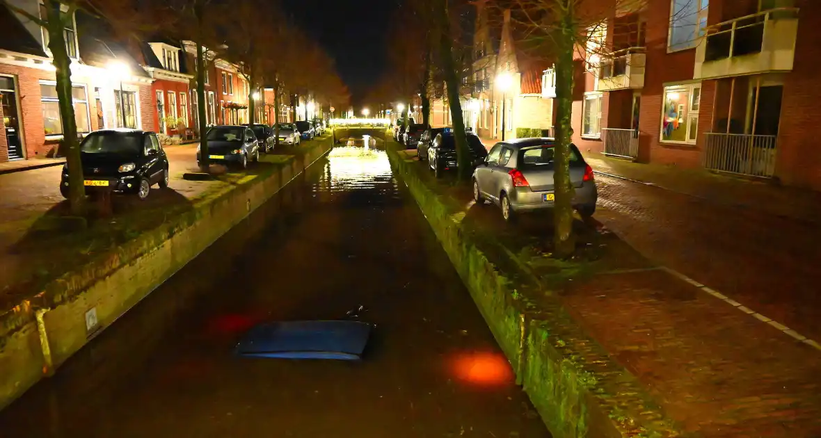 Auto belandt in een gracht - Foto 1