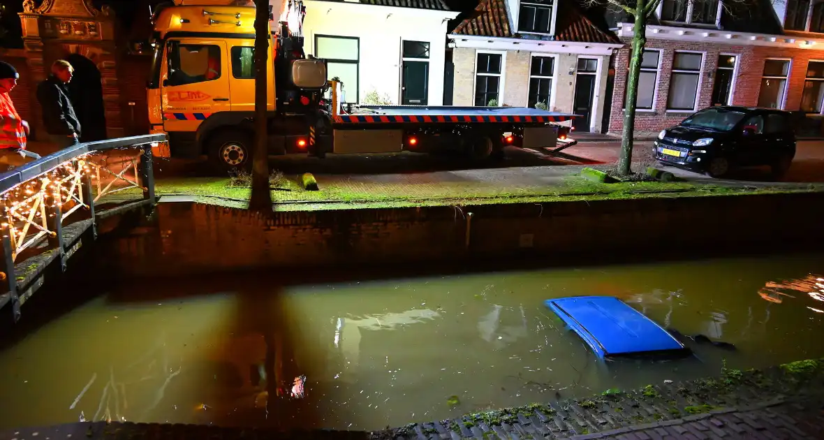 Auto belandt in een gracht - Foto 3