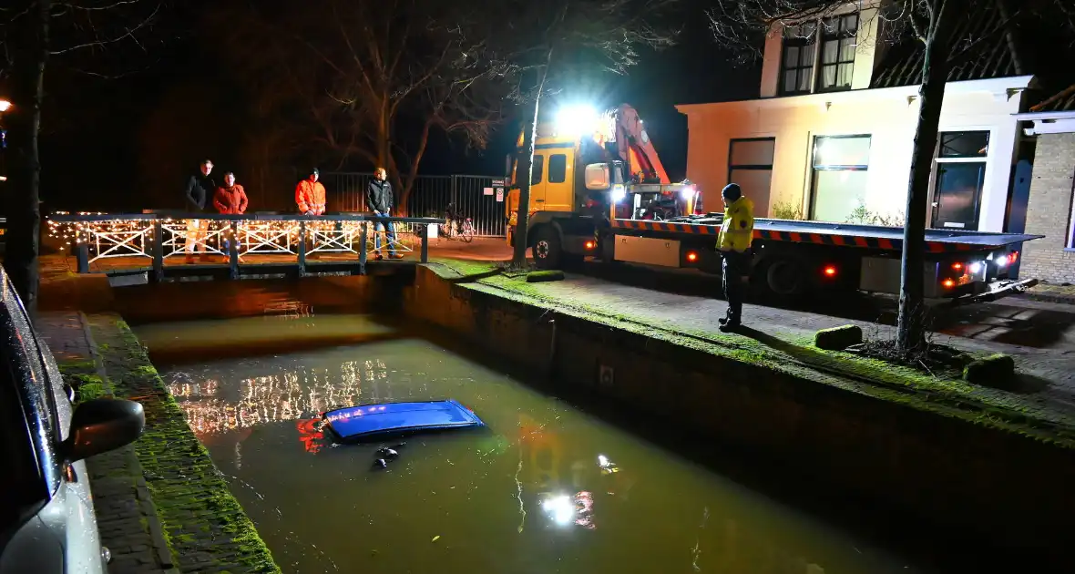 Auto belandt in een gracht - Foto 4