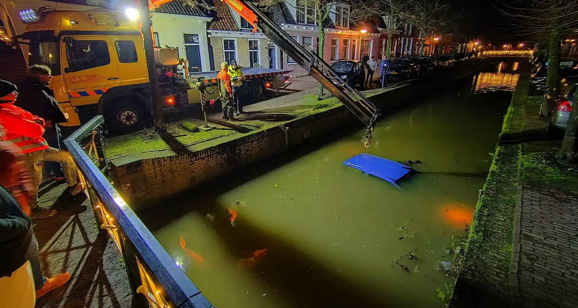 Auto belandt in een gracht - Foto 5