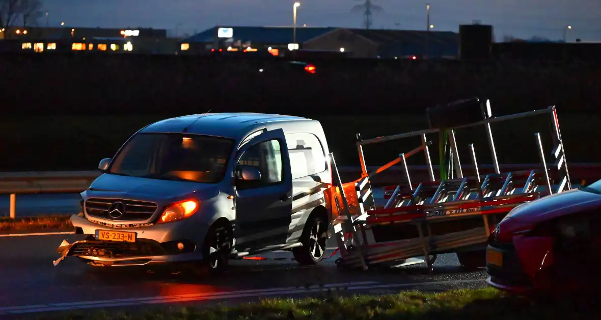 Bestelbus en auto betrokken bij botsing