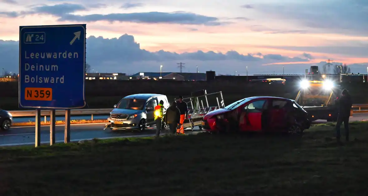 Bestelbus en auto betrokken bij botsing - Foto 1