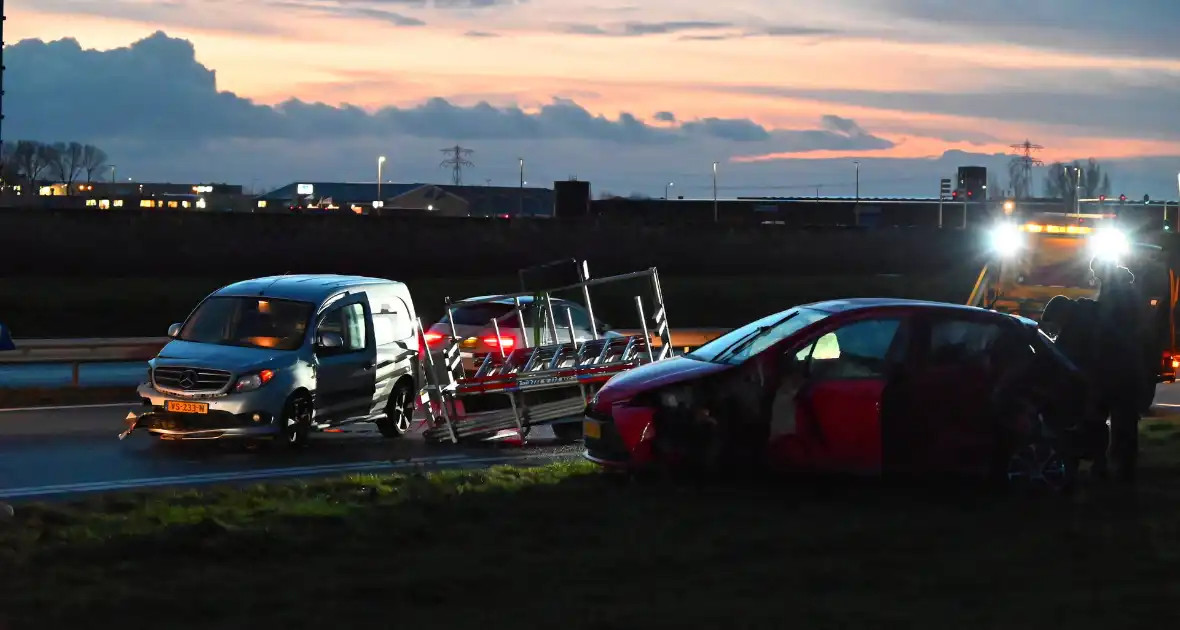 Bestelbus en auto betrokken bij botsing - Foto 2