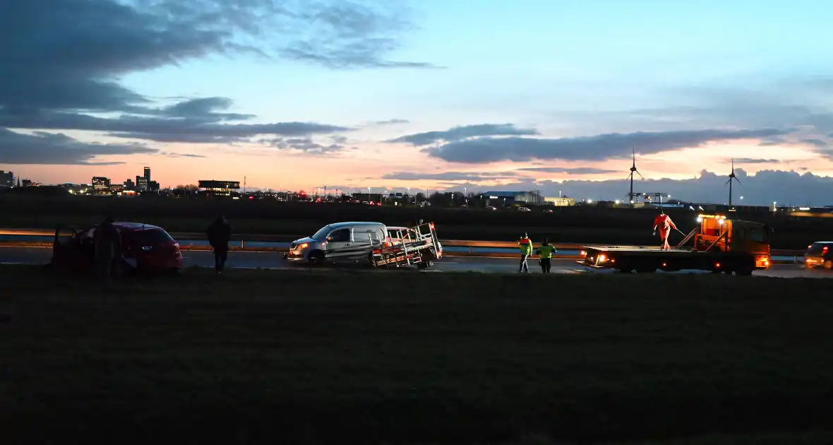 Bestelbus en auto betrokken bij botsing - Foto 4