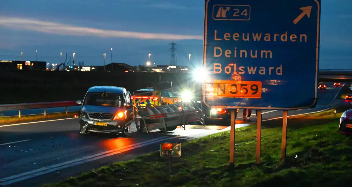 Bestelbus en auto betrokken bij botsing - Foto 5