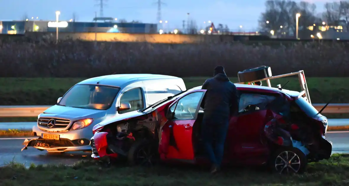 Bestelbus en auto betrokken bij botsing - Foto 7