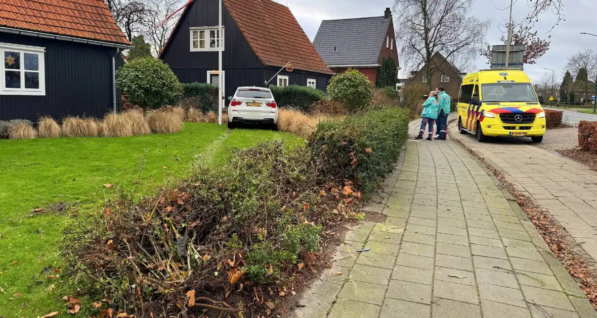 Automobiliste raakt van de weg en rijdt tuin in