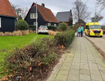 Automobiliste raakt van de weg en rijdt tuin in