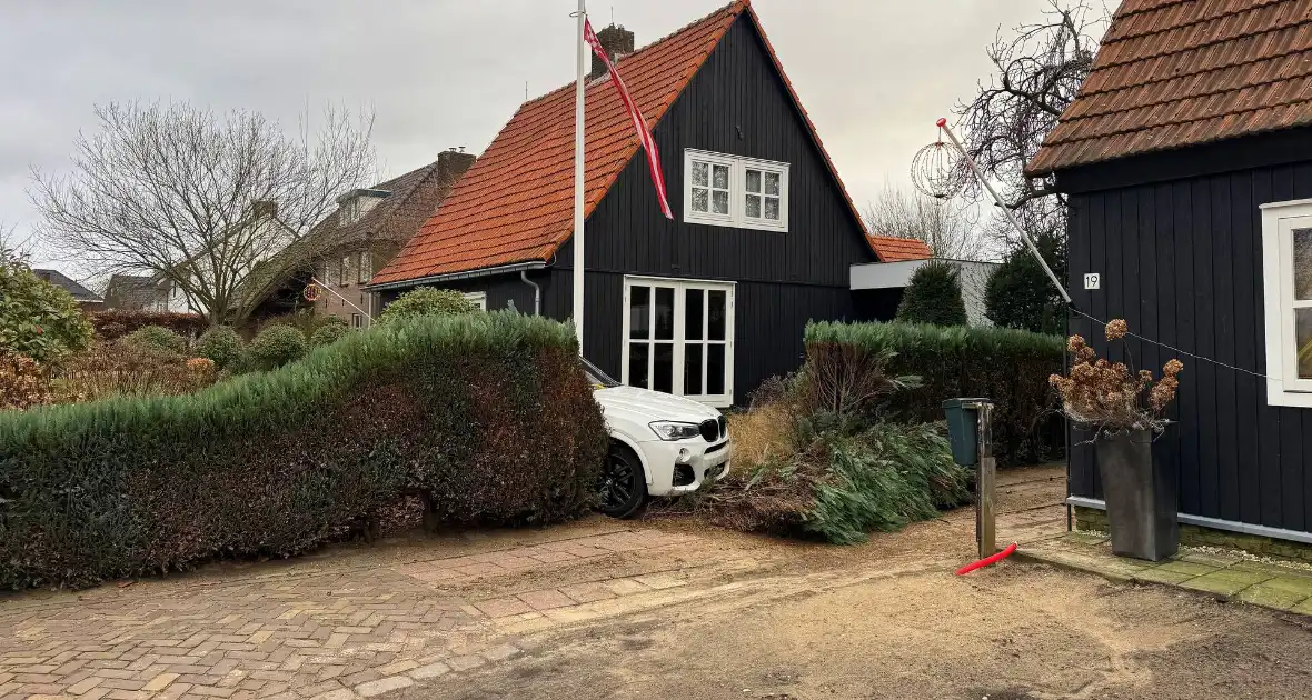 Automobiliste raakt van de weg en rijdt tuin in - Foto 1