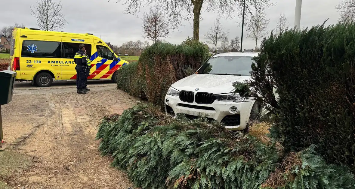 Automobiliste raakt van de weg en rijdt tuin in - Foto 10