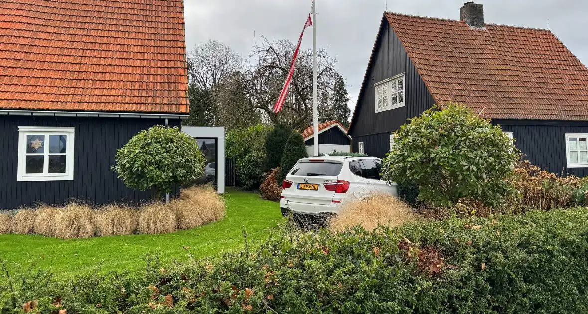 Automobiliste raakt van de weg en rijdt tuin in - Foto 2