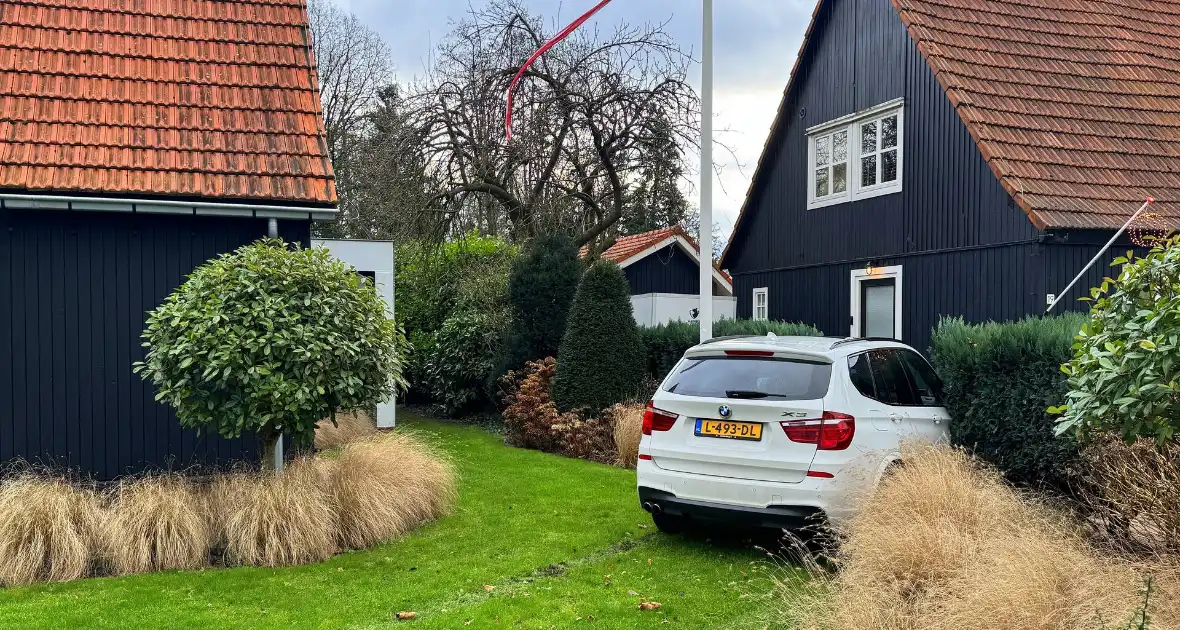 Automobiliste raakt van de weg en rijdt tuin in - Foto 5