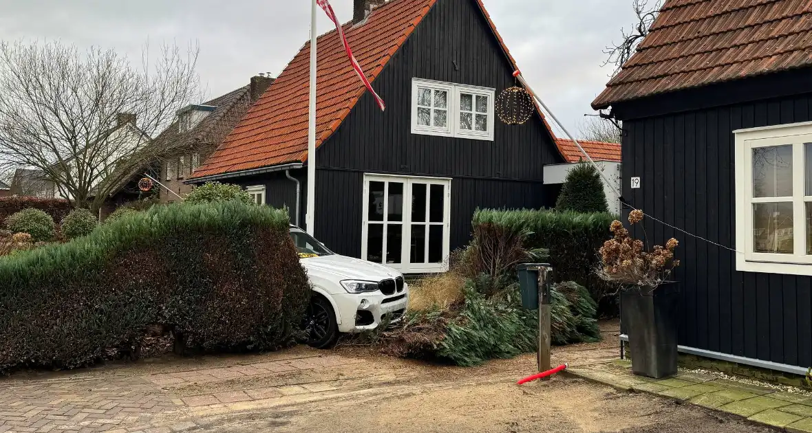 Automobiliste raakt van de weg en rijdt tuin in - Foto 7