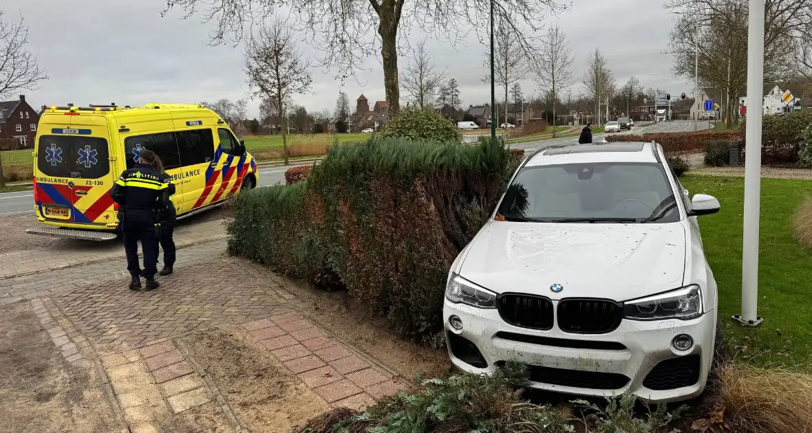 Automobiliste raakt van de weg en rijdt tuin in - Foto 9