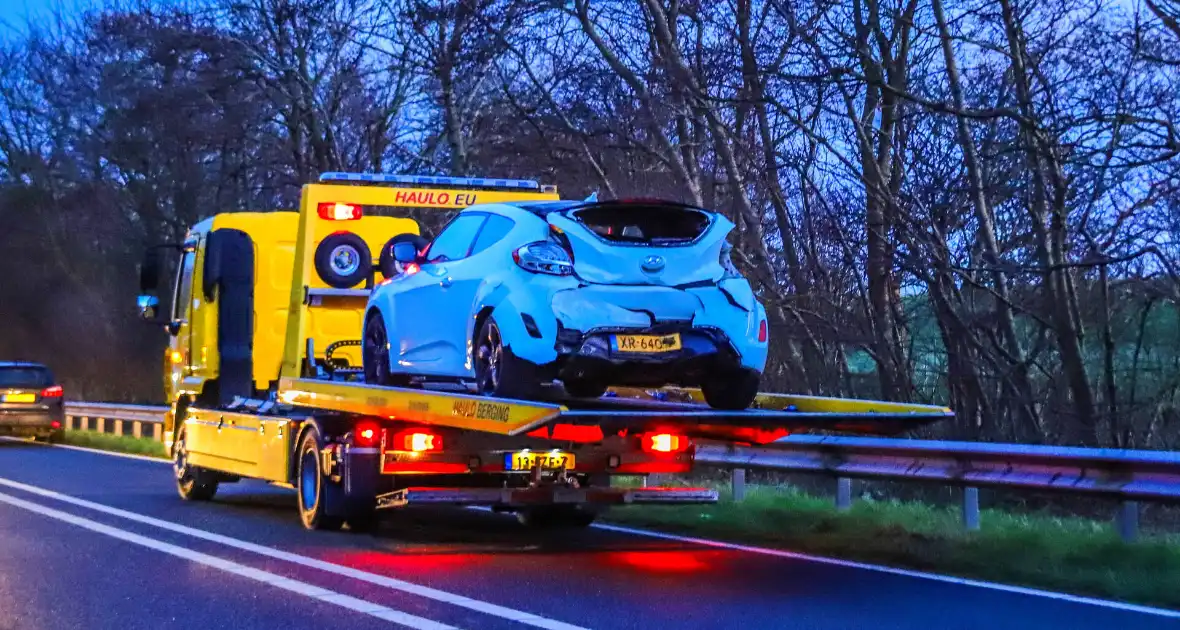 Aanrijding tussen twee voertuigen, veroorzaker rijdt door