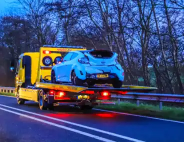 Aanrijding tussen twee voertuigen, veroorzaker rijdt door