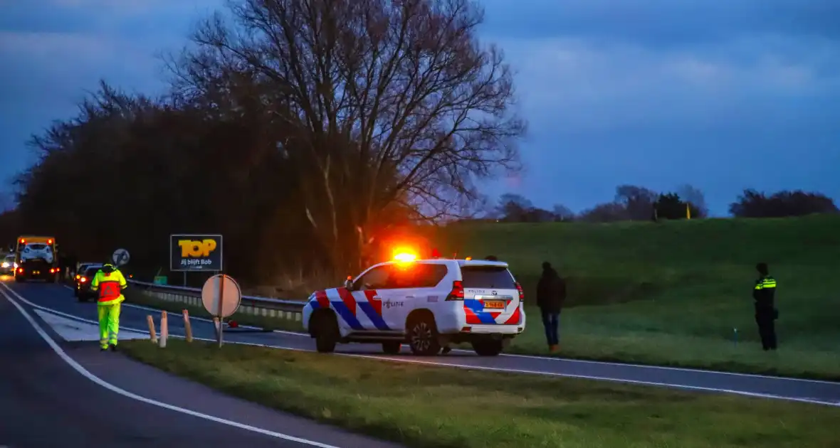 Aanrijding tussen twee voertuigen, veroorzaker rijdt door - Foto 1