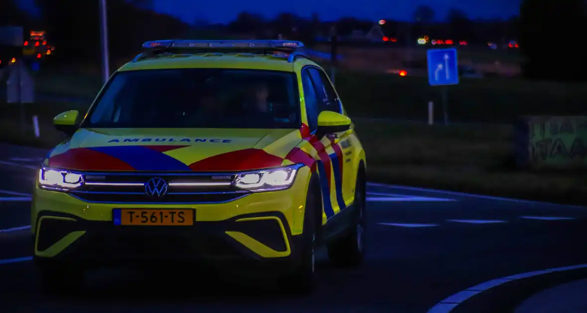 Aanrijding tussen twee voertuigen, veroorzaker rijdt door - Foto 3