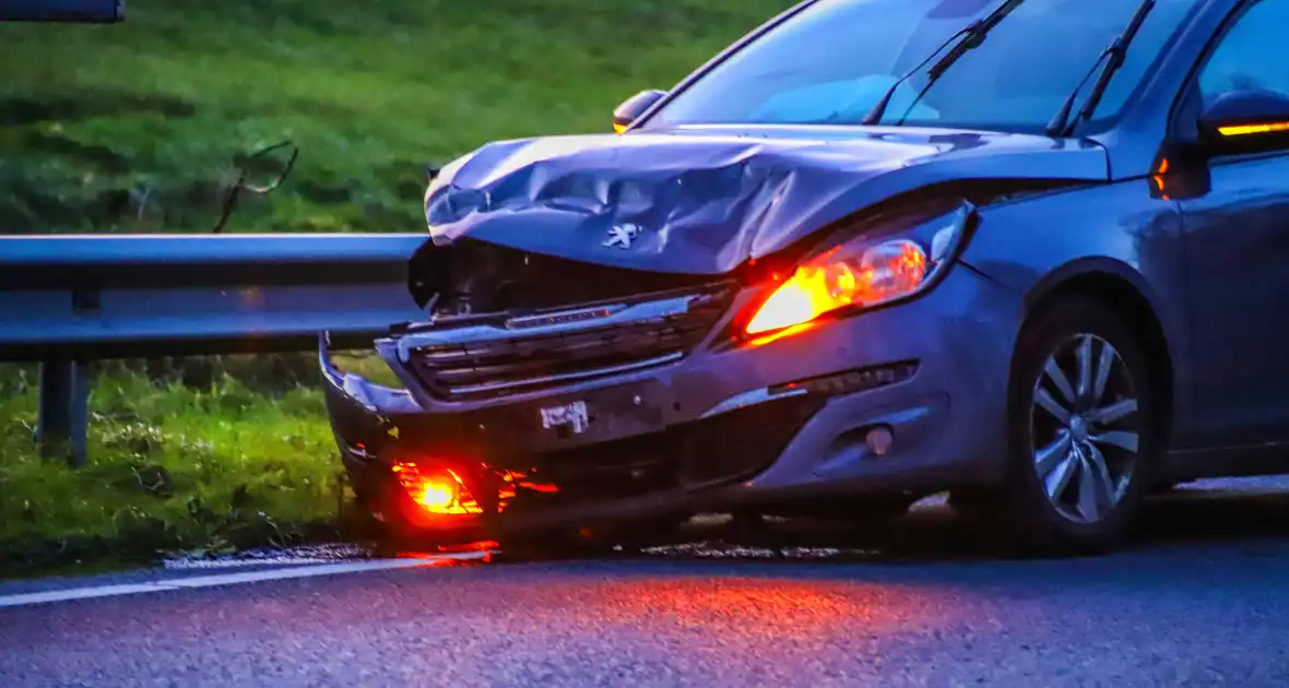 Aanrijding tussen twee voertuigen, veroorzaker rijdt door - Foto 7