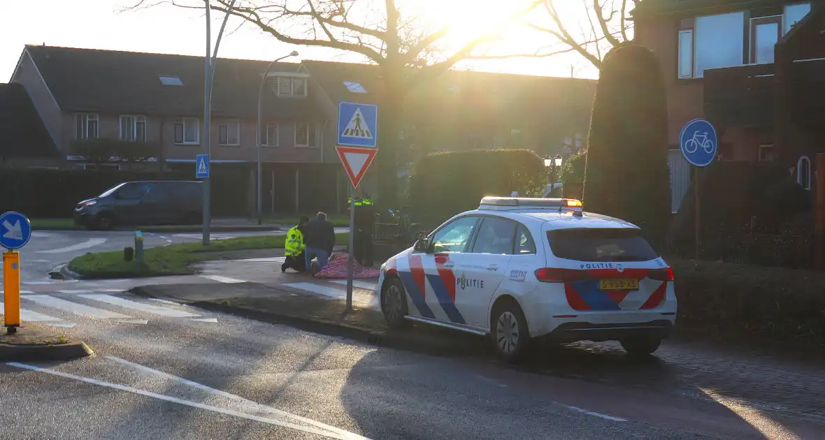 Vrouw valt op spekglad fietspad