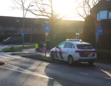 Vrouw valt op spekglad fietspad