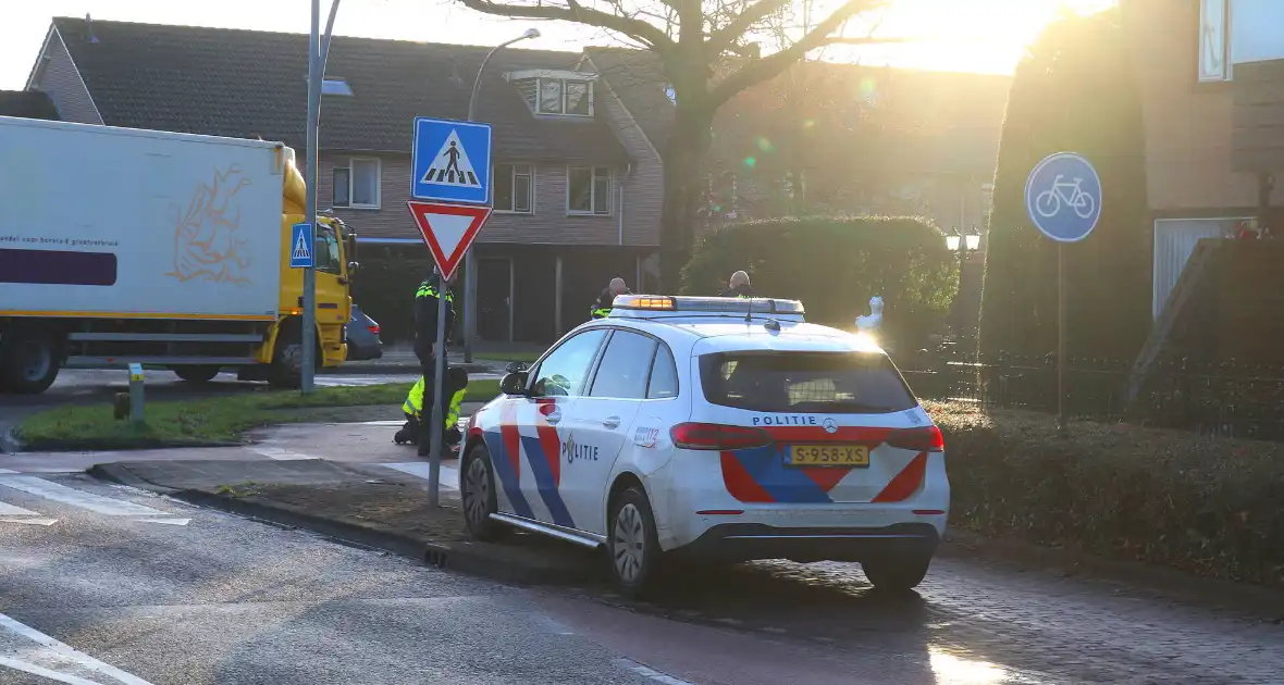 Vrouw valt op spekglad fietspad - Foto 1