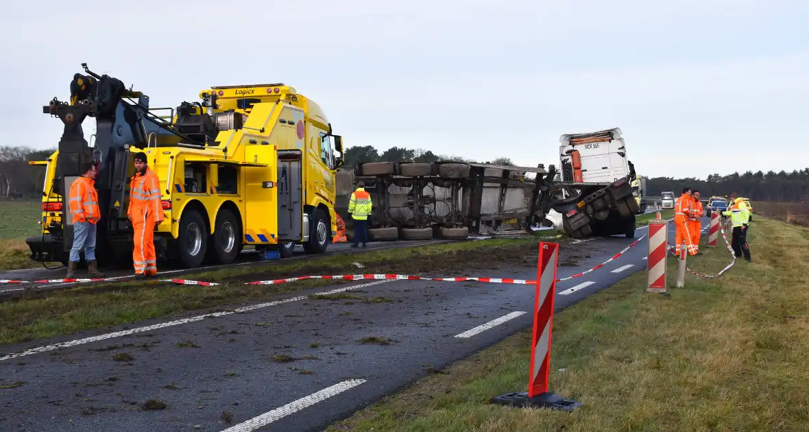 Vrachtwagen met friet kantelt en blokkeert weg