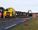 Vrachtwagen met friet kantelt en blokkeert weg