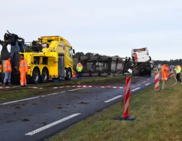 Vrachtwagen met friet kantelt en blokkeert weg