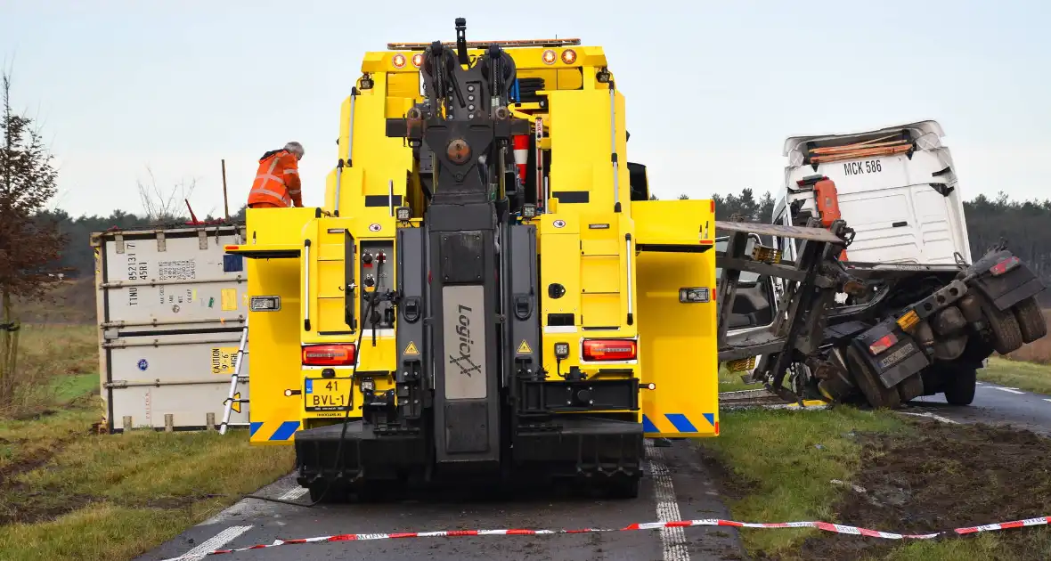 Vrachtwagen met friet kantelt en blokkeert weg - Foto 1