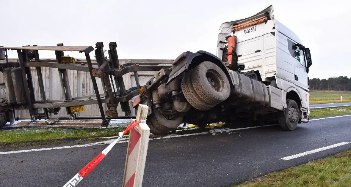 Vrachtwagen met friet kantelt en blokkeert weg - Foto 10