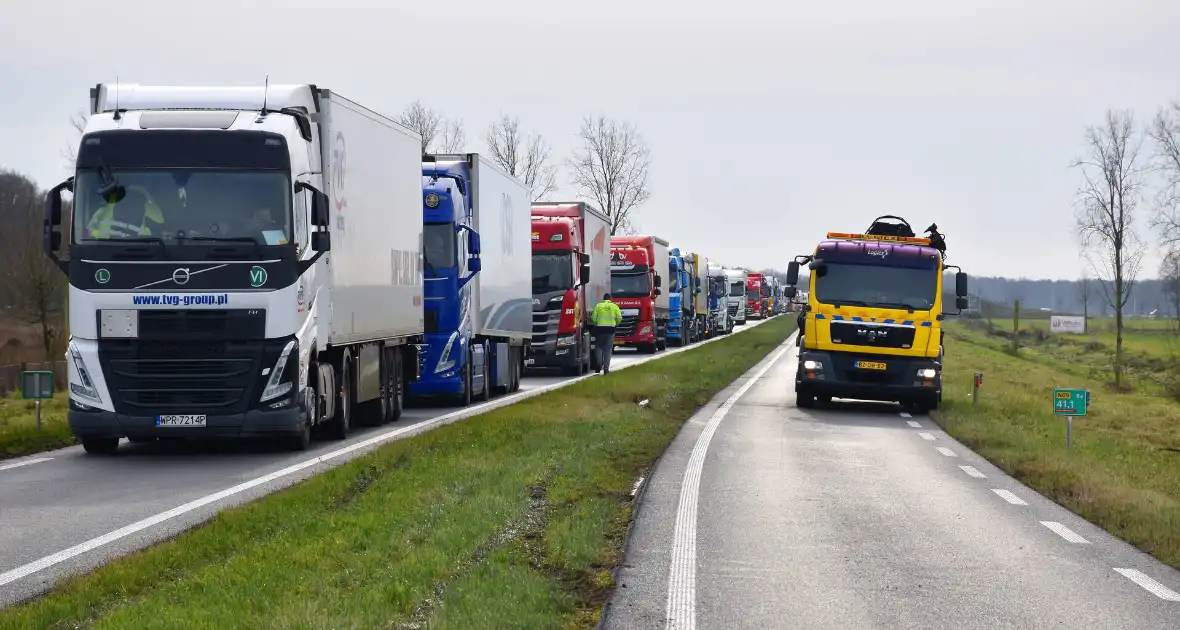 Vrachtwagen met friet kantelt en blokkeert weg - Foto 11