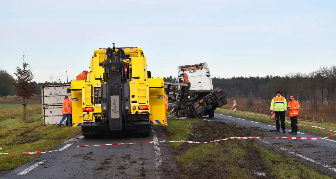 Vrachtwagen met friet kantelt en blokkeert weg - Foto 2