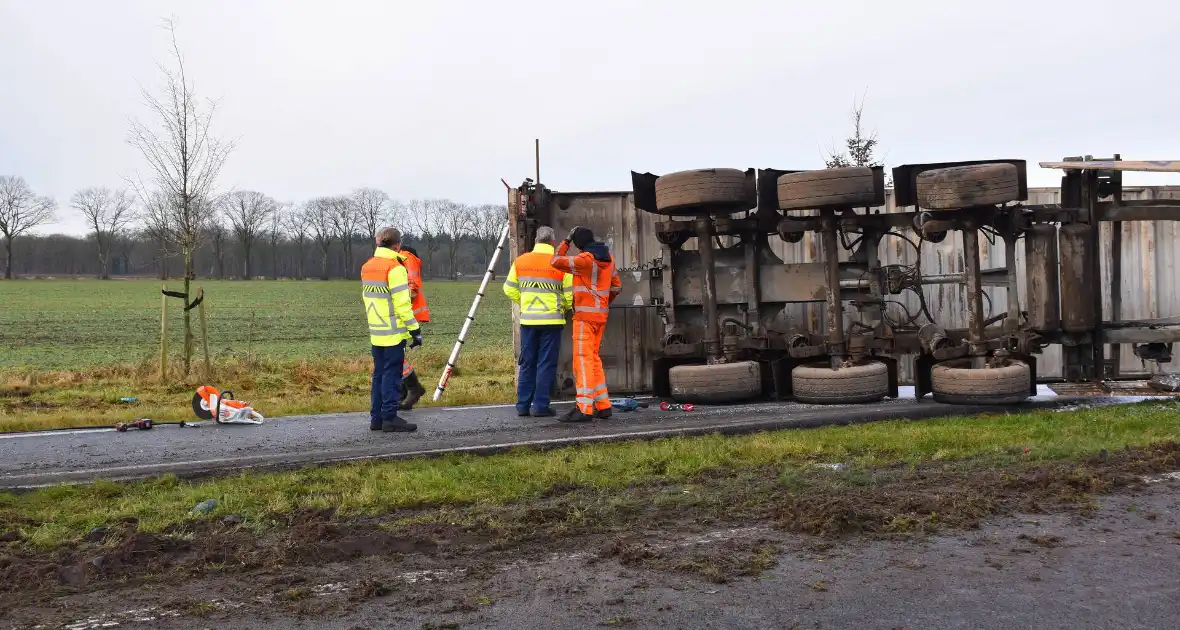 Vrachtwagen met friet kantelt en blokkeert weg - Foto 3