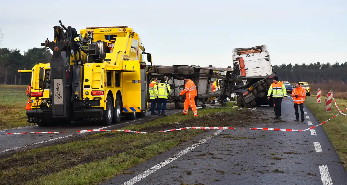 Vrachtwagen met friet kantelt en blokkeert weg - Foto 4