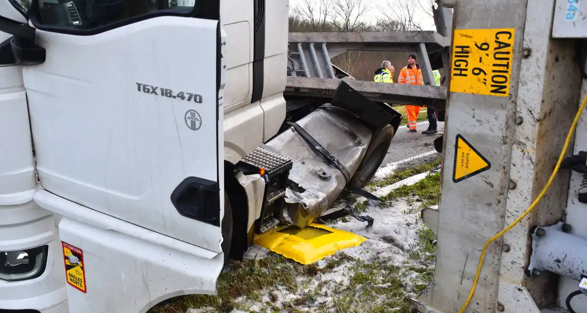 Vrachtwagen met friet kantelt en blokkeert weg - Foto 5