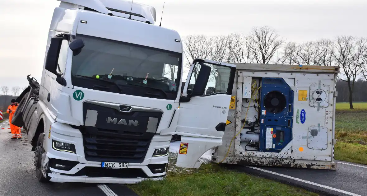 Vrachtwagen met friet kantelt en blokkeert weg - Foto 6