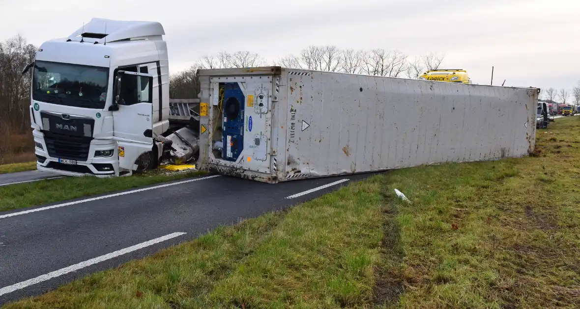 Vrachtwagen met friet kantelt en blokkeert weg - Foto 7